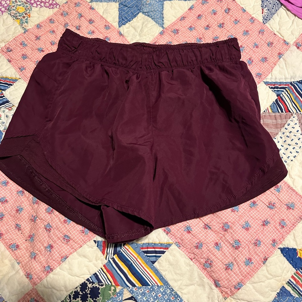BURGUNDY ATHLETIC WORKS SIZE MEDIUM SHORTS